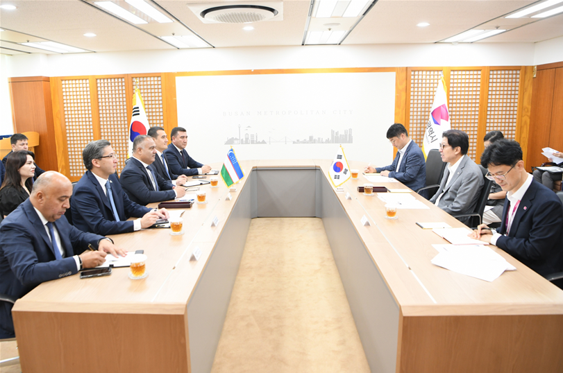 ▲ 박형준 부산시장이 지난 21일 시청 국제의전실에서 아디즈 보보예프 사마르칸트 주지사를 만나 양 도시 간 우호협력 확대 방안을 논의하고 있다.ⓒ부산시