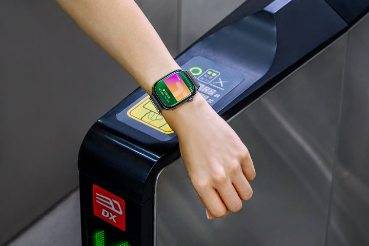 ▲ 애플의 간편결제서비스 '애플페이'에 티머니 기능이 도입되면서 아이폰이나 애플워치로도 대중교통 결제가 가능해졌다. ⓒ애플