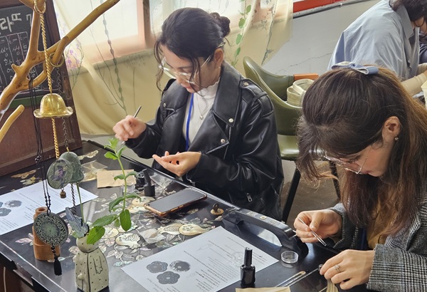 ▲ 선문대 외국인 유학생들이 자개 공예 체험을 하고 있다.ⓒ부여군