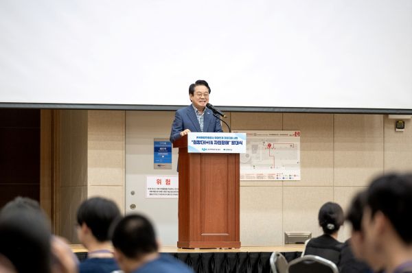 ▲ 지난 21일 부산항국제전시컨벤션센터에서 개최된 '희망더(+)海, 자립항해' 발대식에서 안병길 한국해양진흥공사 사장이 참석자들을 대상으로 격려사를 하고 있다. ⓒ한국해양진흥공사