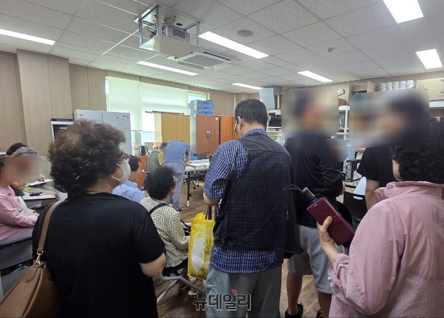 ▲ 민생회복 소비쿠폰 신청을 위해 사람들이 22일 서울 마포구 한 주민센터를 찾아 차례를 기다리고 있다. ⓒ김상진 기자