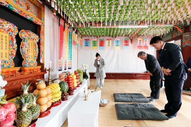 ▲ 정조대왕 제225주기 기신재에 참석해 참배하는 배정수 의장ⓒ화성시의회 제공