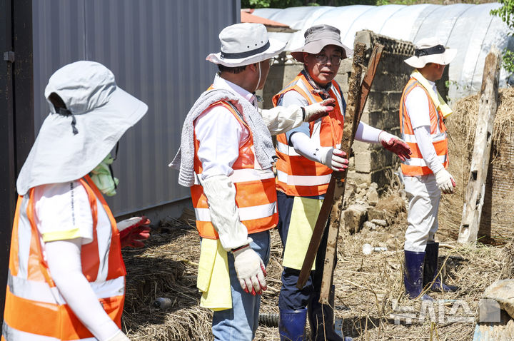 ▲ 송언석 국민의힘 비상대책위원장이 22일 충남 예산군 삽교읍 하포리2구에서 수해복구 봉사활동을 하고 있다. ⓒ뉴시스