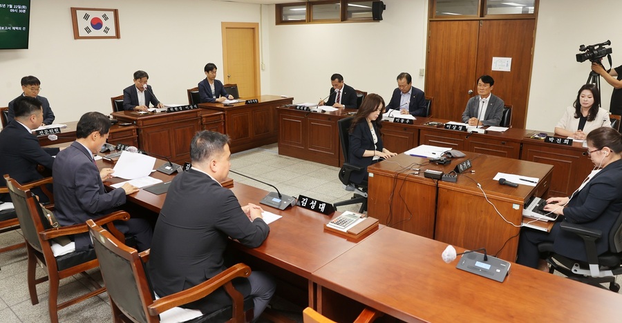 ▲ 충북도의회 인사청문특별위원회(위원장 이상식)는 22일 2차 회의를 열어 김영규 청주의료원장 후보자에 대한 경과보고서를 채택하고 제427회 임시회 2차 본회의에서 경과보고했다.  ⓒ충북도의회