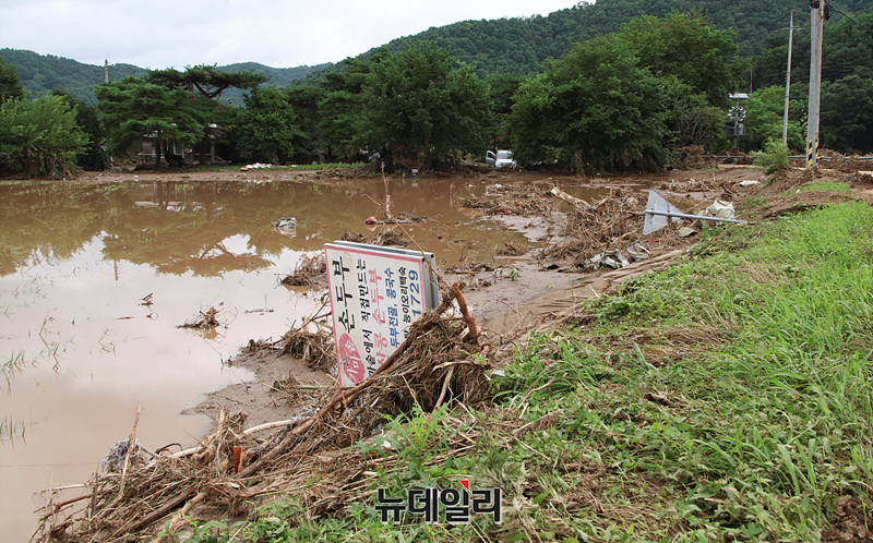 ▲ 경기 가평군 일대가 집중호우로 대규모 피해를 입은 가운데 22일 오전 조종면 대보리 마을 곳곳에 토사물이 쌓여 있다. ⓒ(경기 가평=서성진 기자)