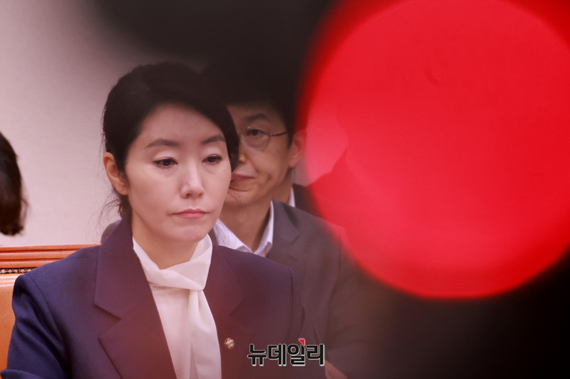 ▲ 강선우 여성가족부 장관 후보자가 14일 오전 국회 여성가족위원회에서 열린 인사청문회에 굳은 얼굴로 참석해 의원들의 발언을 듣고 있다. 강 후보자는 보좌진을 상대로 '갑질'을 하고, 이에 대해 거짓으로 해명했다는 의혹을 받고 있다. ⓒ이종현 기자