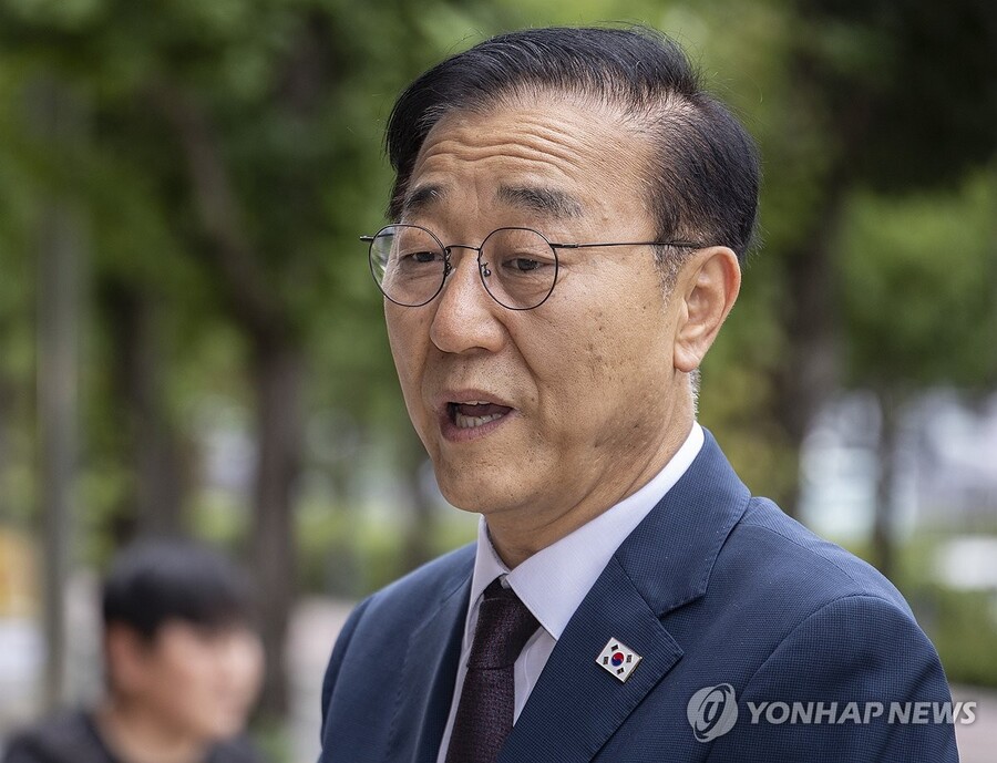 ▲ 김윤덕 국토교통부 장관 후보자가 15일 정부과천청사에 마련된 인사청문회 준비 사무실로 첫 출근하다 취재진과 만나 인터뷰하고 있다. ⓒ연합뉴스