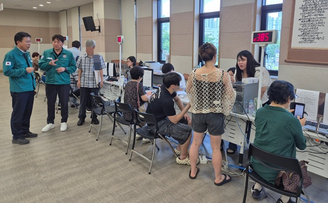 ▲ 김응수 북구청장이 22일 장량동행정복지센터를 방문해 민생회복 소비쿠폰 1차 신청 현장 창구 운영 현황과 시민 불편 사항 등을 직접 살피고 관계자들을 격려하고 있다.ⓒ포항시