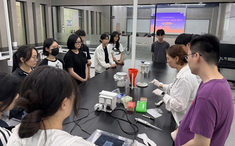 ▲ 광주광역시교육청시민협치진흥원이 21~22일 조선대학교 자연과학대학에서 진행한 ‘온마을이음학교 미래 과학자를 위한 기초과학 챌린지-뇌과학’ 프로그램에 참여한 고등학생들이 웰에이징 메디케어 연구소(조선대 자연과학대학)에서 유전자 지문-PCR 실험을 참관하고 있다.ⓒ광주시교육청 제공