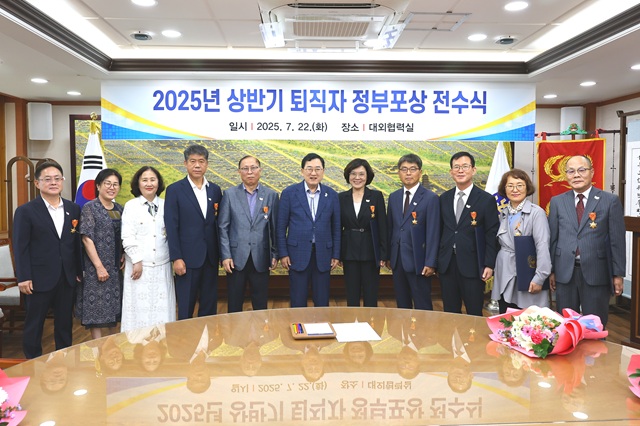▲ 22일 경주시청 대외협력실에서 열린 ‘2025년 상반기 퇴직자 정부포상 전수식’ 후 주낙영 경주시장(가운데)과 수상자들이 기념 촬영을 하고 있다.ⓒ경주시