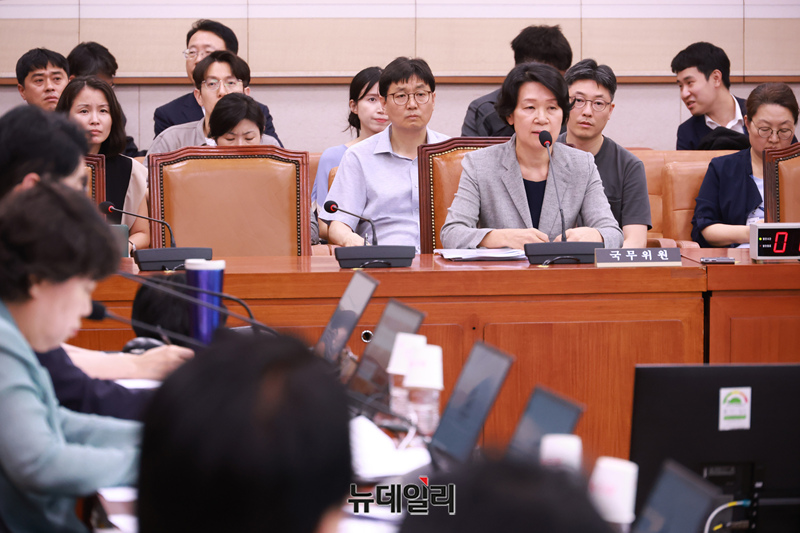 ▲ 최은옥 교육부 차관이 22일 오후 국회에서 열린 법제사법위원회 전체회의에서 의원들의 질의에 답하고 있다. ⓒ이종현 기자