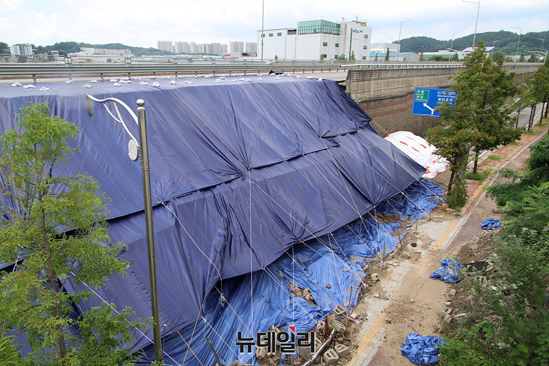 ▲ 경기 오산시 옹벽 붕괴사고 관련 오산시청과 현대건설 등에 대한 압수수색이 진행중인 22일 오후 사고 현장 인근 도로가 통제되고 있다. ⓒ경기 오산=서성진 기자
