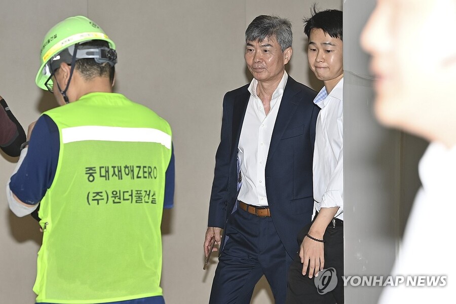 ▲ 이종호 전 블랙펄인베스트 대표가 지난 21일 서울 종로구 KT광화문빌딩에 마련된 김건희 여사 관련 의혹을 수사 중인 민중기 특별검사팀 사무실에 출석하고 있는 모습. ⓒ연합뉴스 제공