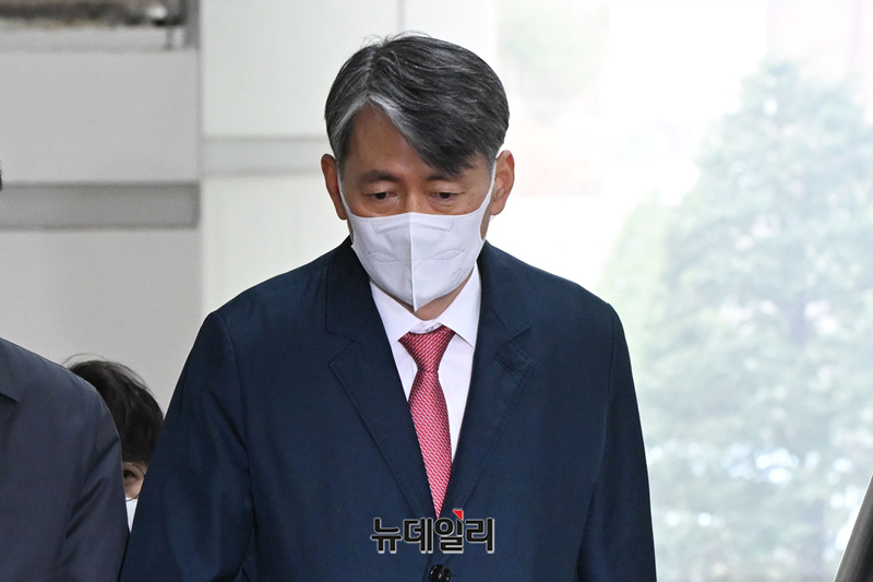 ▲ '12·3 비상계엄' 사태 당시 내란에 가담한 혐의로 기소된 조지호 경찰청장이 지난 3월 20일 오전 서울 서초동 서울중앙지법에서 열린 첫 공판에 출석하고 있다. ⓒ정상윤 기자