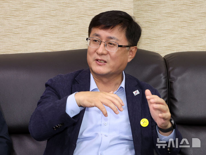 ▲ 김성환 신임 환경부 장관이 22일 세종시 정부세종청사 환경부 기자실을 찾아 출입기자들의 질문에 답하고 있다. ⓒ뉴시스