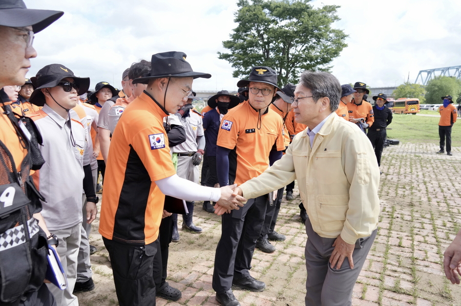 ▲ 강기정 광주광역시장이 22일 서구 극락교를 찾아 집중호우로 인한 실종자 집중수색을 앞두고 있는 대원들의 안전을 당부하고 있다. ⓒ광주광역시 제공