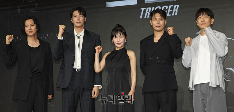 ▲ 22일 오후 서울 마포구 호텔 나루 서울에서 열린 넷플릭스 '트리거(연출 권오승 김재훈)' 제작발표회에서 감독과 출연진이 포즈를 취하고 있다. ⓒ정상윤 기자