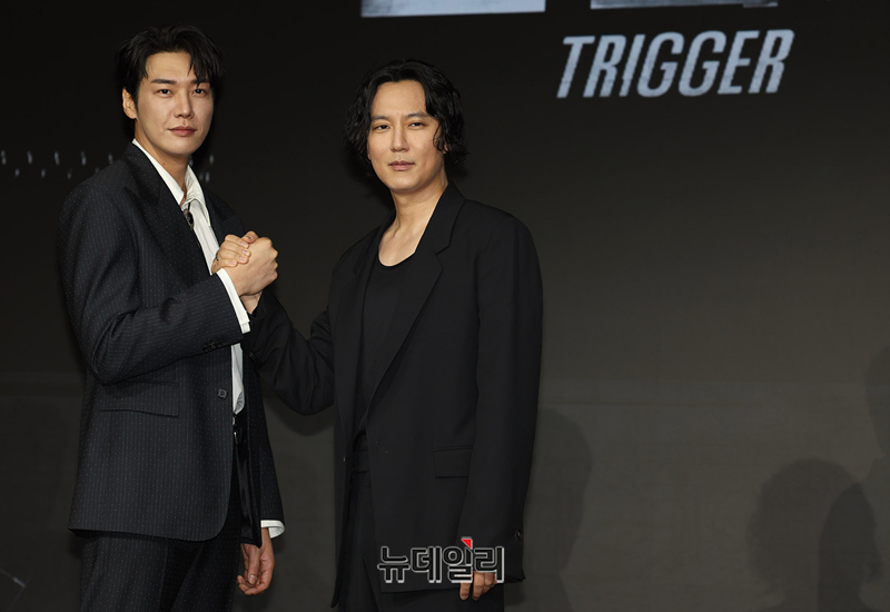 ▲ 배우 김남길과 김영광이 22일 오후 서울 마포구 호텔 나루 서울에서 열린 넷플릭스 '트리거(연출 권오승 김재훈)' 제작발표회에서 포즈를 취하고 있다. ⓒ정상윤 기자
