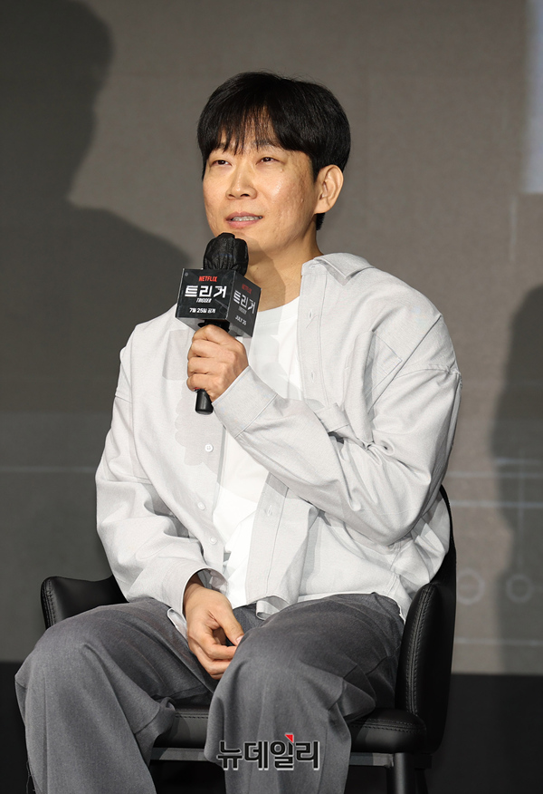 ▲ 권오승 감독이 22일 오후 서울 마포구 호텔 나루 서울에서 열린 넷플릭스 '트리거(연출 권오승 김재훈)' 제작발표회에서 작품 소개를 하고 있다. ⓒ정상윤 기자