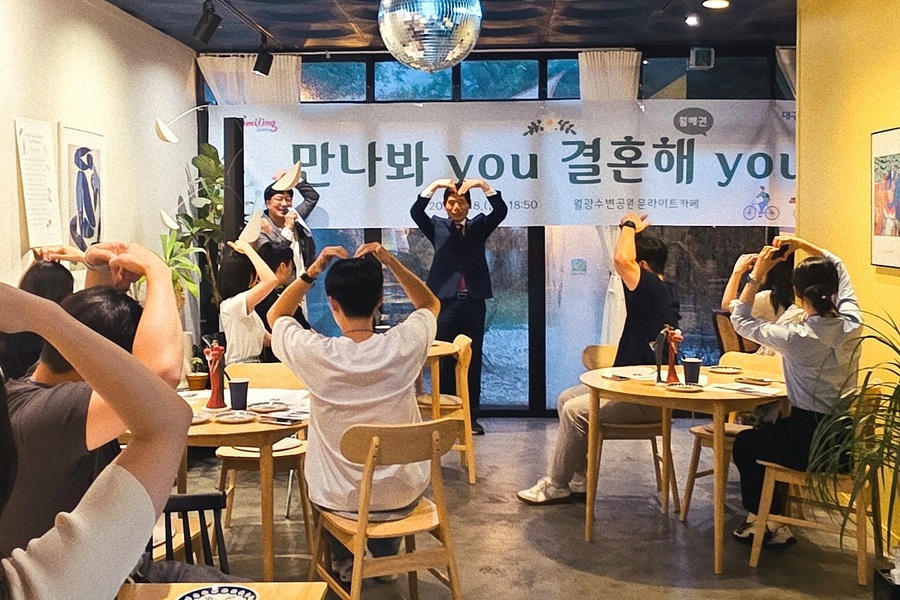 ▲ 대구 달서구(구청장 이태훈)가 지난 18일 월광수변공원 인근 카페에서 미혼 남녀 14명(7대 7)을 대상으로 달서구의 새로운 만남 프로그램인 ‘만나봐you결혼해you 데이트’를 성황리에 운영했다.ⓒ달서구