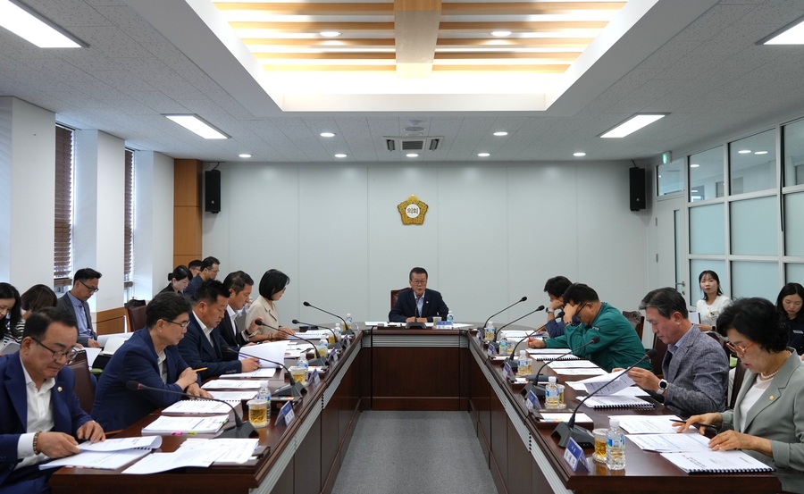 ▲ 영천시의회(의장 김선태)는 지난 21일 의원 및 집행부 관계 부서장이 참석한 가운데 전체 의원 정례간담회를 개최하고, 영천시에서 제출한 7월 17일~19일 호우 피해 현황, 제43회 영천시민체육대회 개최 계획 등 총 7건의 안건에 대해 의견을 교환했다.ⓒ영천시의회