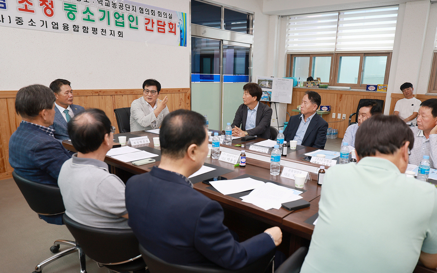 ▲ 학교농공단지 협의회사무실, (사)중소기업융합 함평천지회 교류회, 이상익 함평군수가 교류회에서 이야기를 주고 받는 모습, 가운데 체크무늬 정장ⓒ함평군 제공