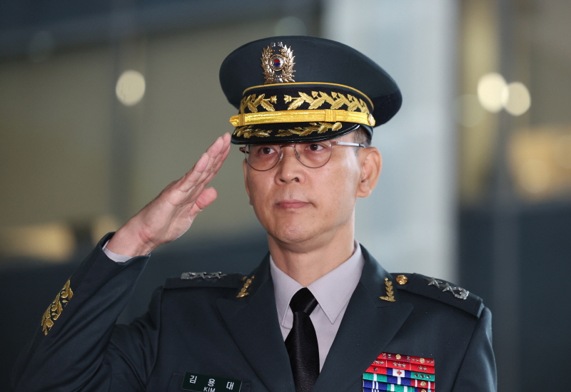 ▲ 김용대 드론작전사령관이 17일 서울 서초구 서울고등법원에 마련된 조은석 내란 특검 사무실에 피의자 신분으로 출석, 입장을 밝힌 뒤 경례하고 있다. ⓒ뉴시스