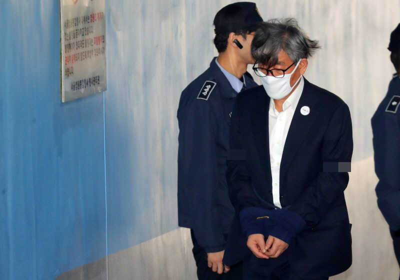 ▲ 지난 2018년 4월 10일 당시 원세훈 전 국가정보원 원장이 서울 서초구 서울중앙지방법원에서 열린 13차 공판에 출석하고 있다. ⓒ뉴시스