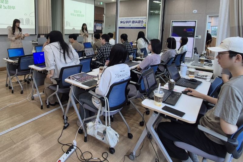 ▲ 디스플레이전문가 인력양성을 위한 교육이 진행되고 있다.ⓒ아산시