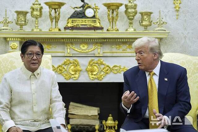 ▲ 도널드 트럼프 미국 대통령(사진 오른쪽)과 페르디난드 마르코스 주니어 필리핀 대통령이 22일(현지시각) 미국 워싱턴 D.C. 백악관에서 회담을 하고 있다. 출처=APⓒ뉴시스