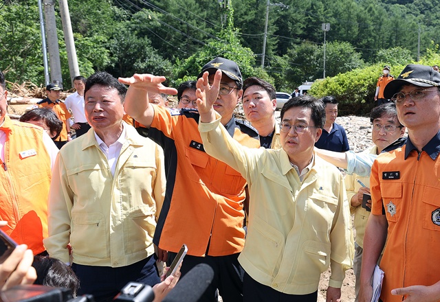 ▲ 김동연 경기도지사가 지난 22일 가평군 조종면 수해현장을 찾아 관계자들로부터 진행 상황을 보고받고 있다. ⓒ경기도 제공