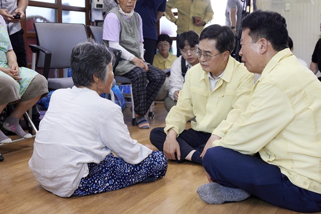 ▲ 김동연 경기도지사가 지난 22일 가평군 조종면 신상1리 마을회관에서 이재민을 만나 어려움과 건의사항 등을 청취하고 있다. ⓒ경기도 제공