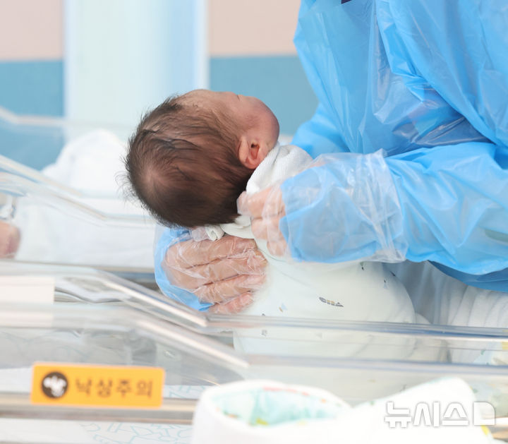 ▲ 경기도 고양시 CHA의과학대학교 일산차병원 신생아실에서 간호사가 신생아들을 돌보고 있다. ⓒ뉴시스