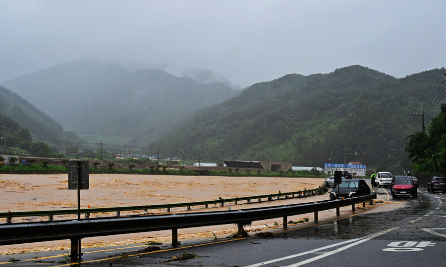 ▲ 호우경보가 내려진 19일 오후 경남 산청군 생비량면 인근 양천강이 범람하고 있다. ⓒ뉴시스