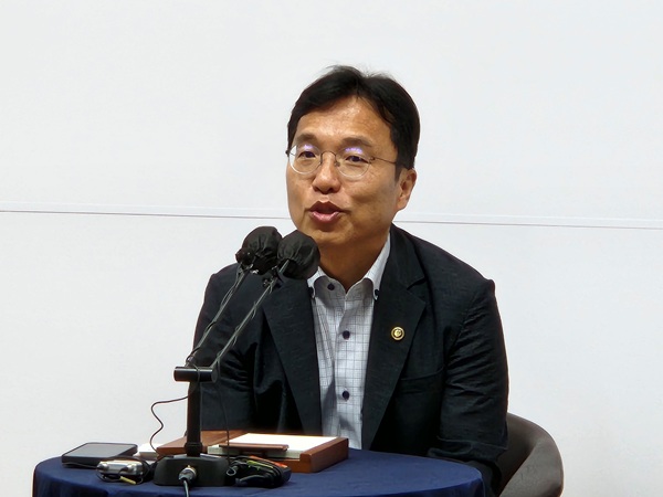 ▲ 강주엽 행복청장이 23일 오전 세종시청 정음실에서 열린 기자간담회에서 국가상징구역 추진계획을 밝히고 있다.ⓒ이길표 기자