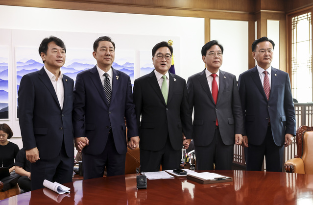 ▲ 우원식 국회의장과 더불어민주당 김병기 당 대표 직무대행 겸 원내대표, 국민의힘 송언석 비상대책위원장 겸 원내대표가 23일 서울 여의도 국회 국회의장실에서 회동을 갖고 기념 촬영하고 있다. ⓒ연합뉴스