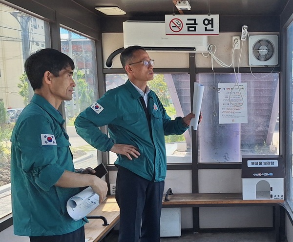 ▲ 송무경 공주시 부시장이 지난 22일 최근 폭염과 집중호우로 인한 시민 피해를 줄이기 위해 금학동과 옥룡동 등 주요 피해 현장을 긴급 점검하고 있다.ⓒ공주시