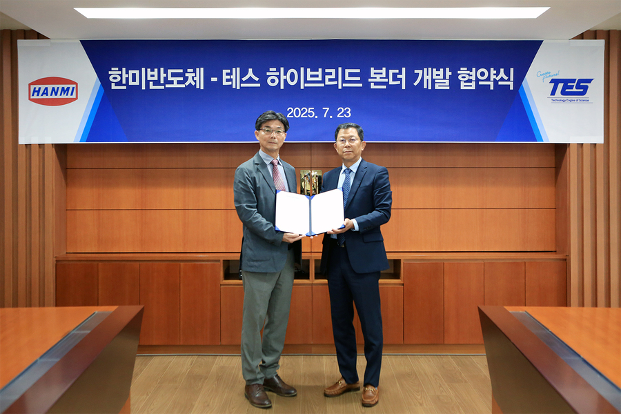 ▲ 김민현 한미반도체 사장(왼쪽)과 테스 이재호 사장이 23일 인천 한미반도체 본사에서 하이브리드 본더 협약을 체결했다.ⓒ한미반도체