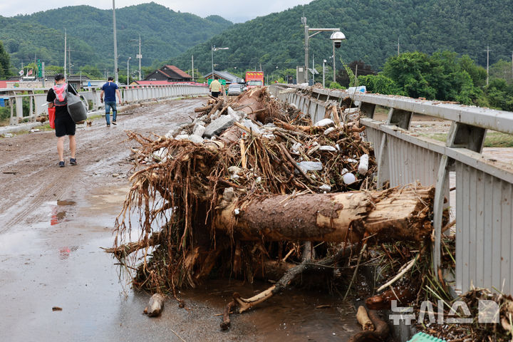 ▲ 20일 오후 집중호우로 인해 홍수 경보가 발령됐던 경기 가평군 상면 대보교에 쓸려온 나무와 토사물이 치워져 있다. 2025.07.20. ⓒ뉴시스