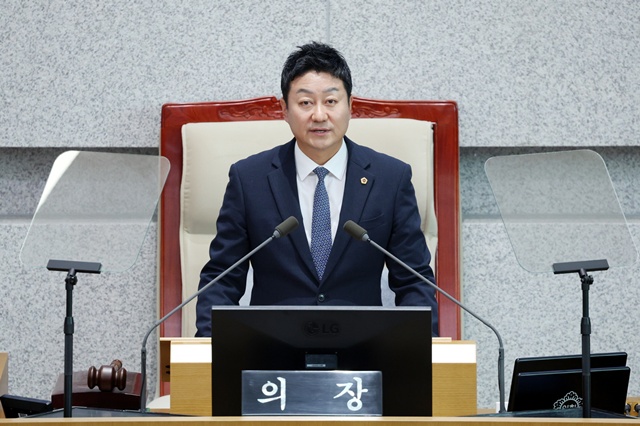 ▲ 김진경 경기도의회 의장이 23일 제385회 임시회 본회의에서 폐회사를 하고 있다. ⓒ경기도의회 제공