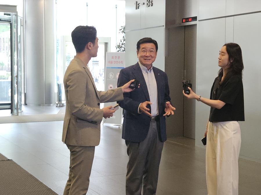 ▲ 이찬희 삼성 준감위원장이 23일 오후 서울 서초구 삼성생명 서초사옥에서 열린 정례회의 참석 전 기자들과 만나고 있다.ⓒ윤아름 기자