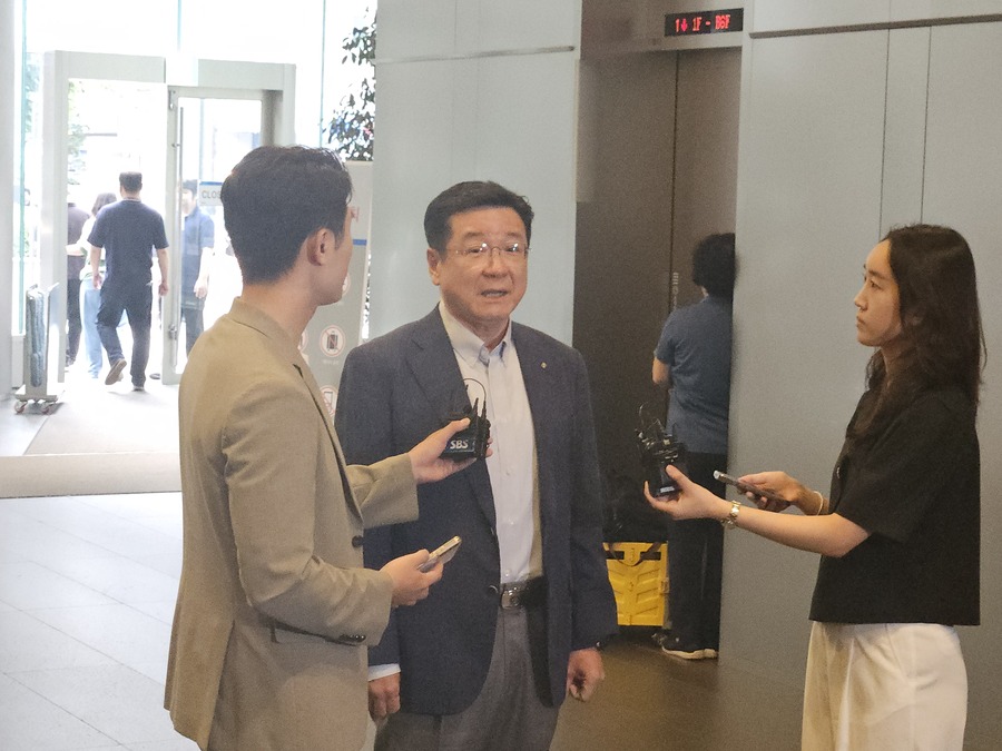 ▲ 이찬희 삼성 준감위원장이 23일 오후 서울 서초구 삼성생명 서초사옥에서 열린 정례회의 참석 전 기자들과 만나고 있다.ⓒ윤아름 기자