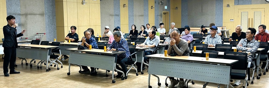 ▲ 충북농업기술원 스마트팜 전문가가 영동농협에서 농협 생산자조직 스마트팜 지원사업 첫 번째 컨설팅을 진행하고 있다. ⓒ충북농협