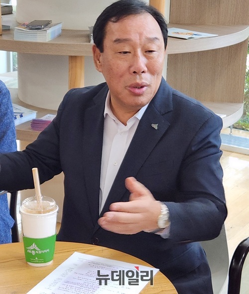 ▲ 최민호 세종시장이 23일 오후 세종시청 카페에서 최근 40대 남성 A씨가 세종시 어진동 다정교 아래 제천에서 급류에 휩쓸려 숨진 사고와 관련해 입장을 밝히고 있다.ⓒ이길표 기자