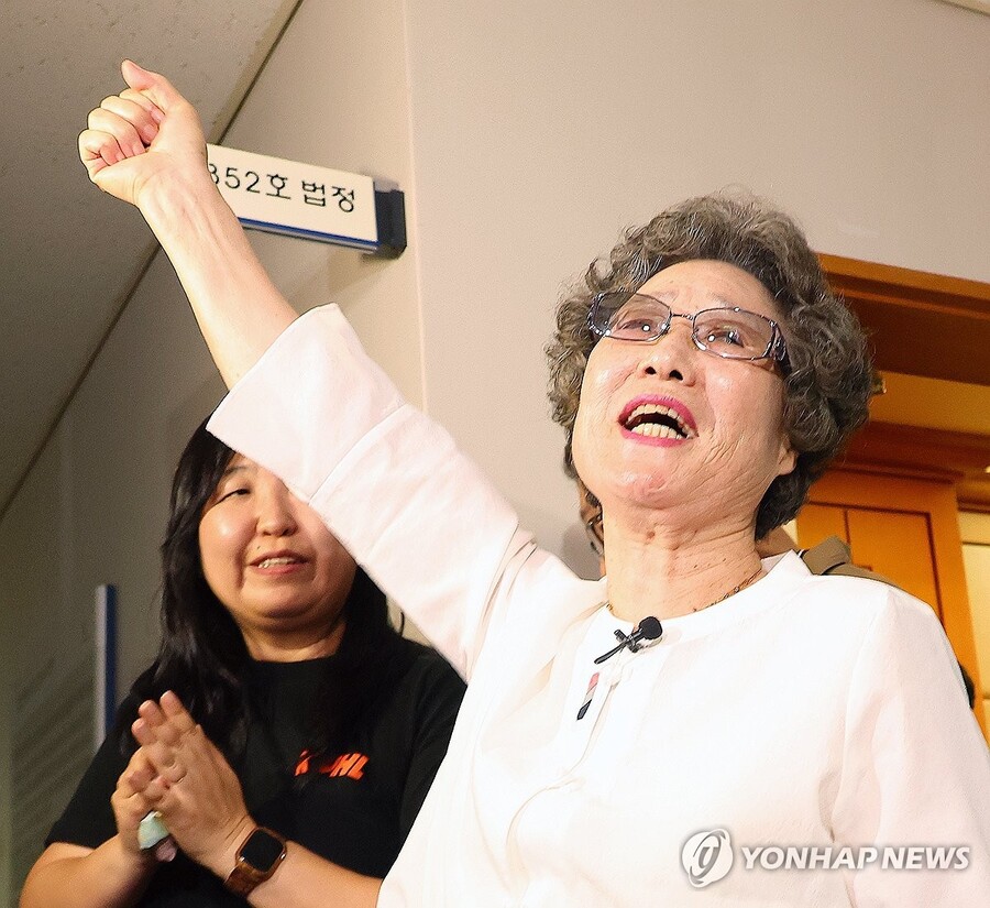 ▲ 최말자(78세)씨가 23일 부산지법에서 열린 재심 첫 공판을 마치고 법정을 나서며 손을 치켜 들며 