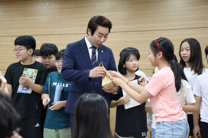 ▲ 임채성 세종시의회 의장이 지난 22일 종촌초등학교를 방문해 '찾아가는 의회교실'을 운영하고 있다.ⓒ세종시의회