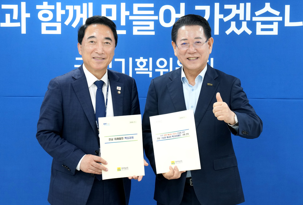 ▲ 김영록 전라남도지사가 23일 서울 국정기획위원회에서 박수현 국정기획위 균형성장특별위원장과 면담을 갖고 전남도 핵심현안의 국정과제에 반영을 건의하고 협조를 요청하고 있다.ⓒ전라남도 제공