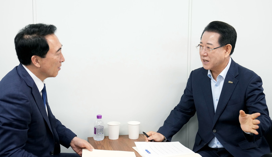 ▲ 김영록 전라남도지사와 국정기획위 박수현 균형성장특별위원장 면담ⓒ전라남도 제공