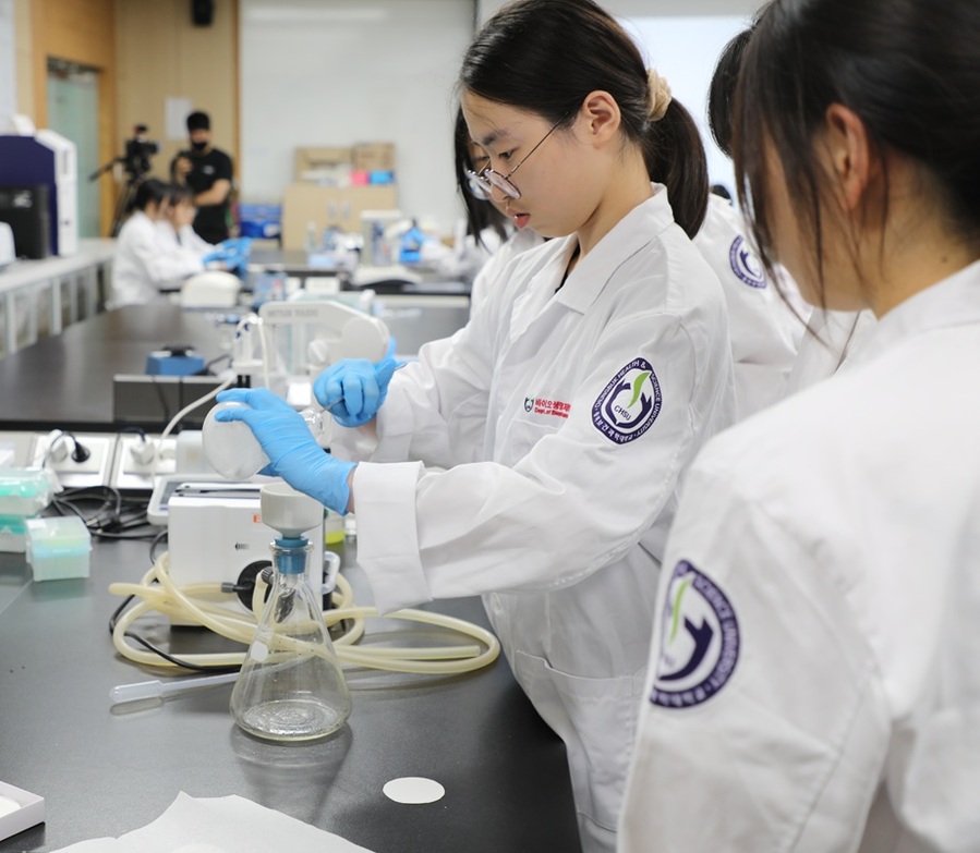 ▲ 도내 중·고등학생들이 바이오제약과에서 아스피린 해열제를 직접 만들어보는 실험을 하고 있다. ⓒ충북보건과학대학교