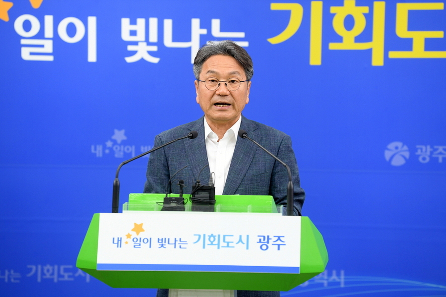 ▲ 강기정 광주광역시장이 23일 오후 시청 브리핑룸에서 긴급 기자 회견을 열고 민생회복 소비쿠폰 선불카드를 색깔 별로 구분해 지급한 것에 대해 공식 사과했다.
ⓒ광주광역시 제공